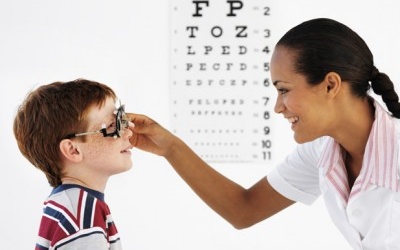 8 dấu hiệu trẻ cần đi khám mắt